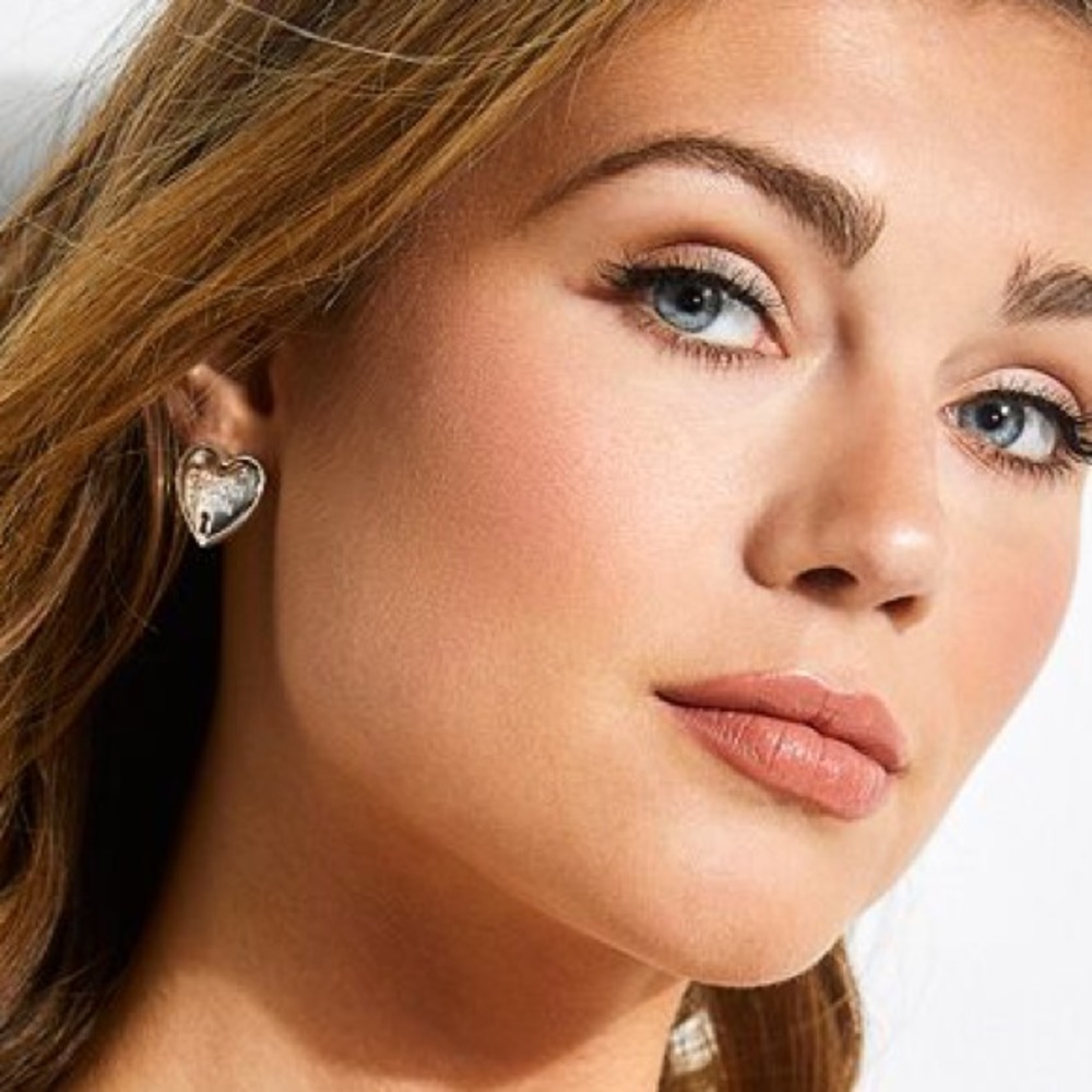 Stunning Guess Logo ❤️ Earrings - Picture 2 of 6